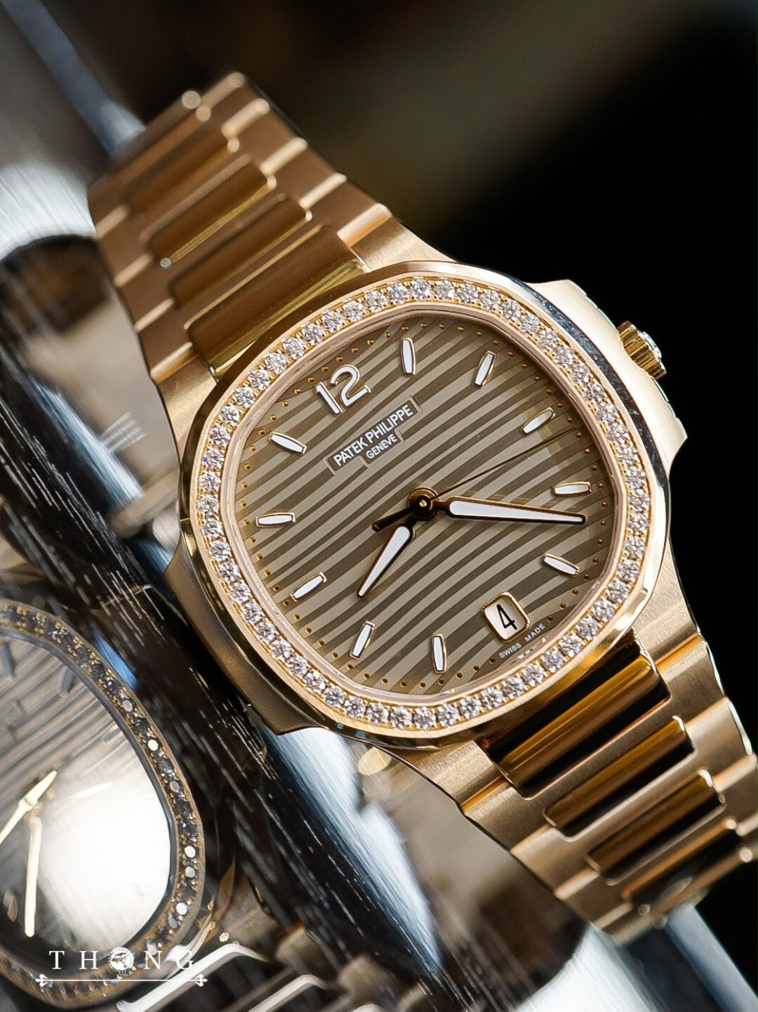 Patek Philippe Ladies' Nautilus 35 7118/1200R-010 Golden Opaline - Image 4