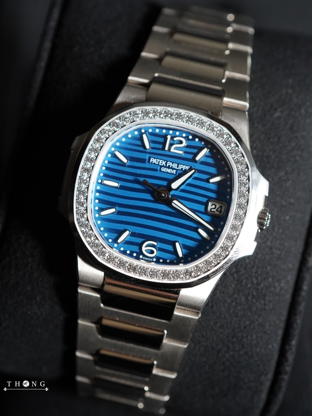Patek Philippe Ladies' Nautilus 35 7010/1G-013 Lacquered Azure Blue - Image 2