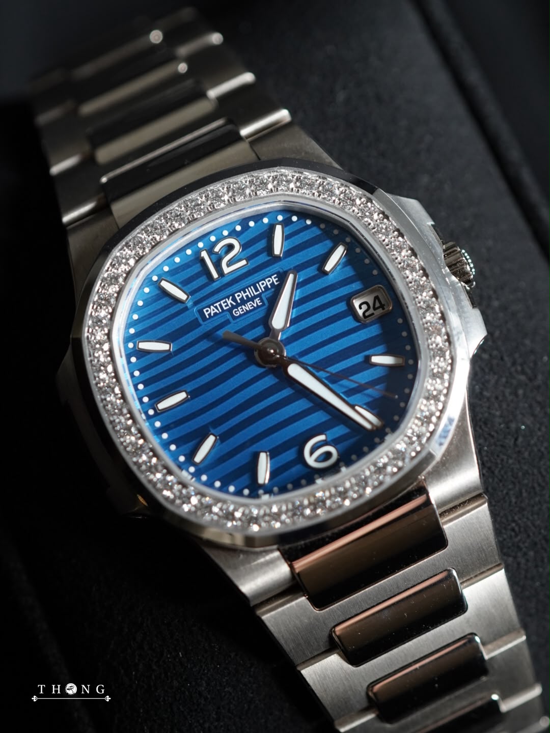 Patek Philippe Ladies' Nautilus 35 7010/1G-013 Lacquered Azure Blue - Image 3