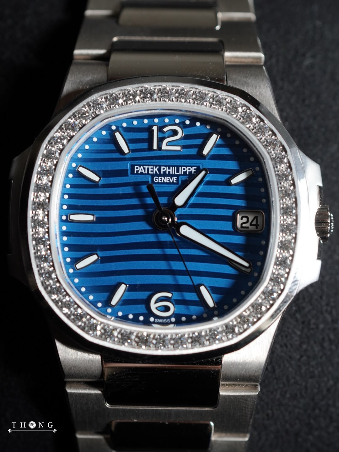 Patek Philippe Ladies' Nautilus 35 7010/1G-013 Lacquered Azure Blue - Image 4