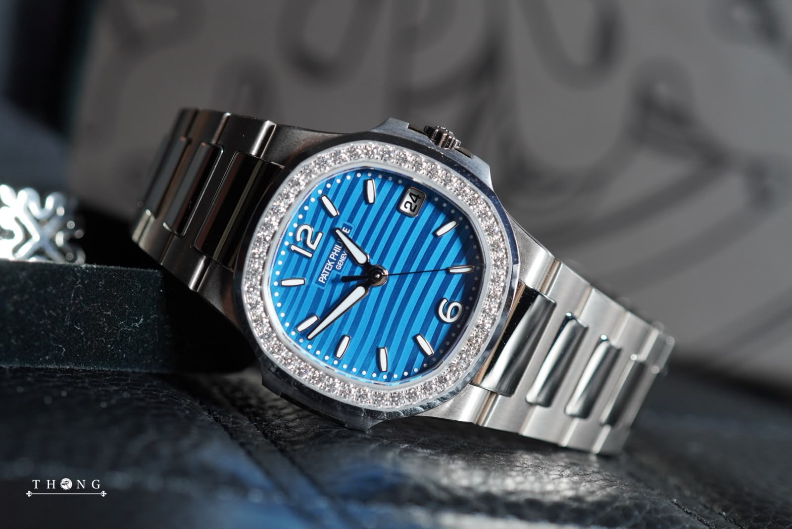 Patek Philippe Ladies' Nautilus 35 7010/1G-013 Lacquered Azure Blue - Image 5