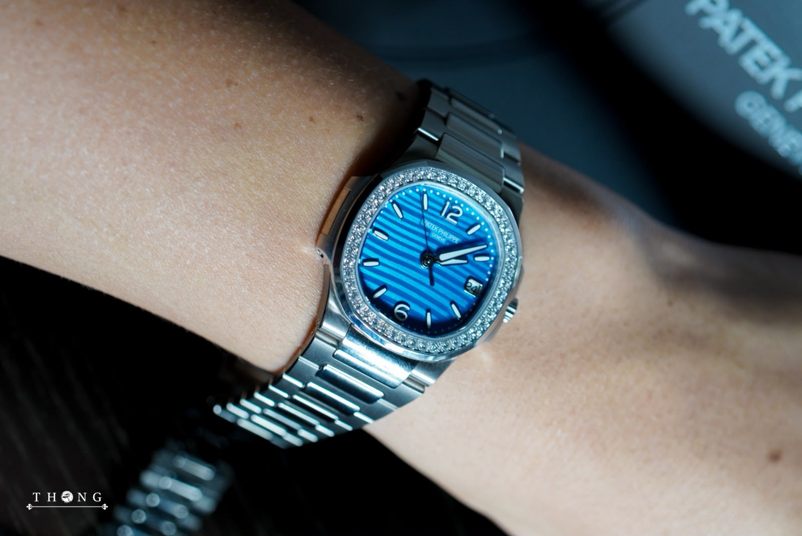 Patek Philippe Ladies' Nautilus 35 7010/1G-013 Lacquered Azure Blue - Image 7