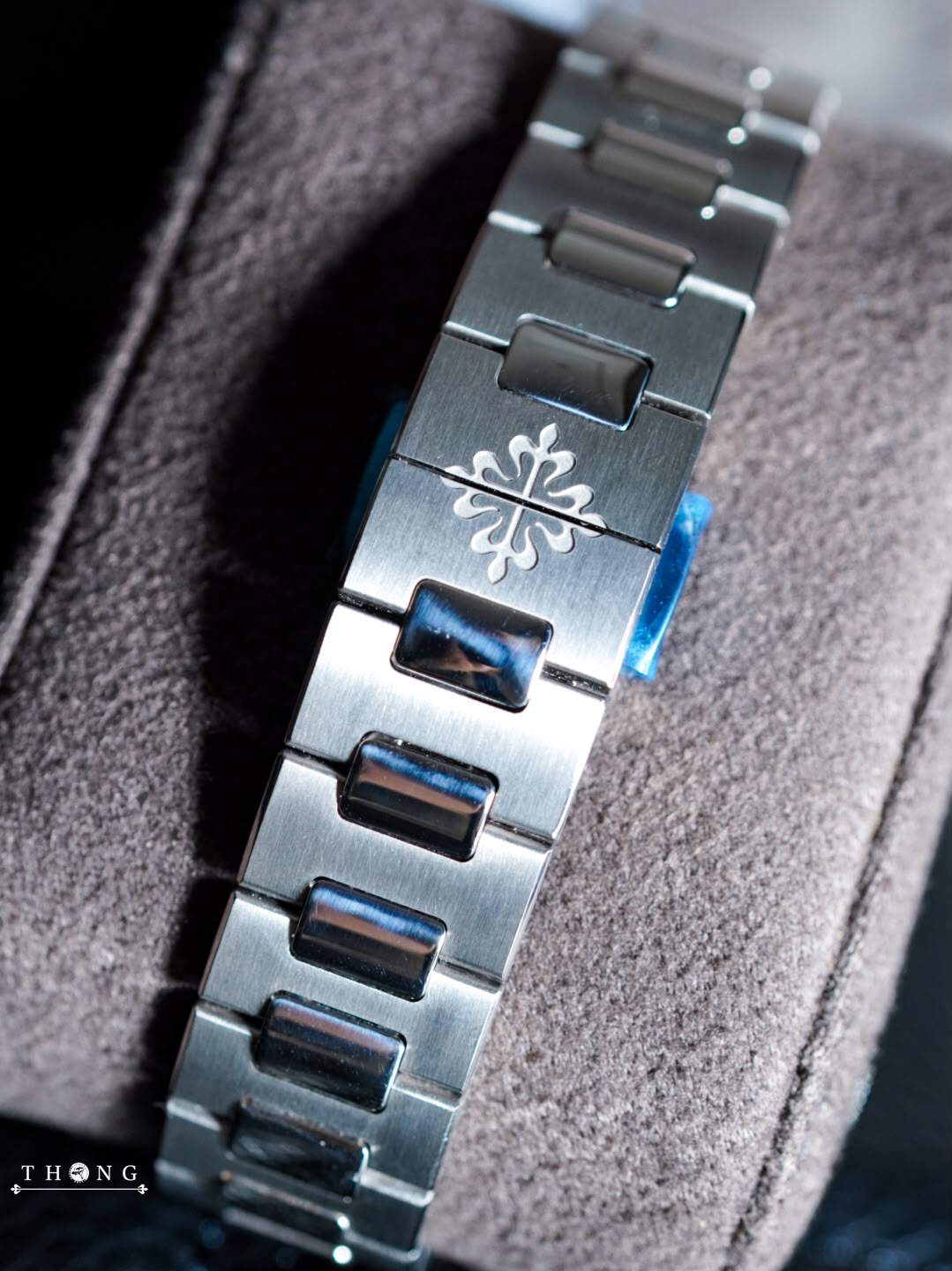 Patek Philippe Ladies' Nautilus 35 7010/1G-013 Lacquered Azure Blue - Image 6